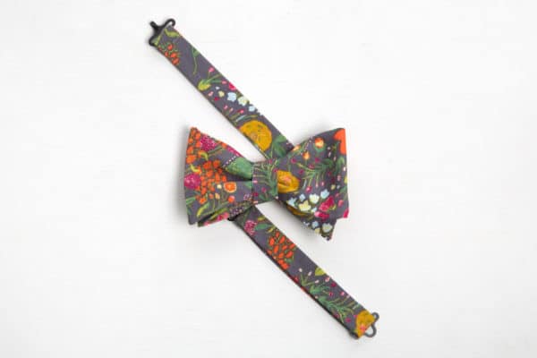 noeud papillon gris fleuri